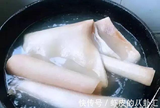 猪皮不要做皮冻了，做个金钱卤猪皮，1卷1煮，美味又解馋
