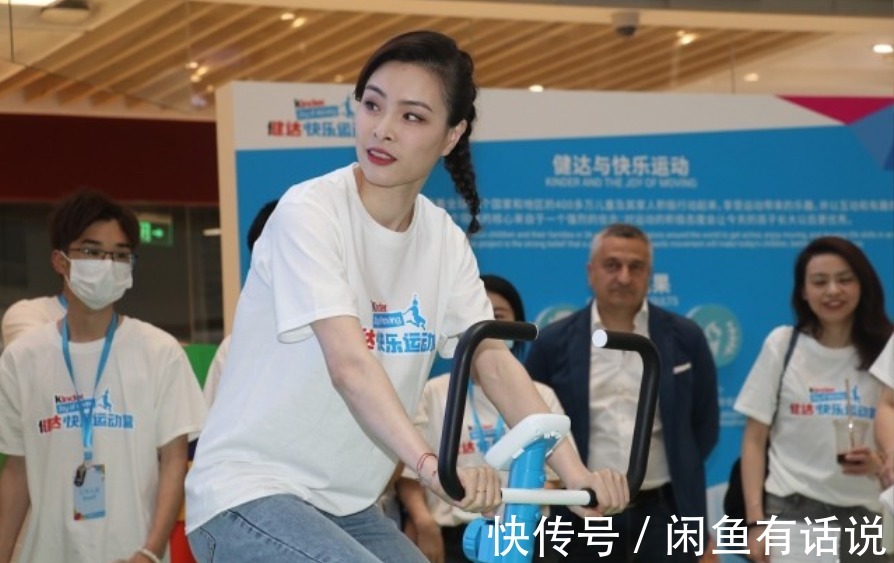 吴敏霞|被吴敏霞的度假照圈粉了,穿黑色连体裤时髦又上照,大背头真霸气