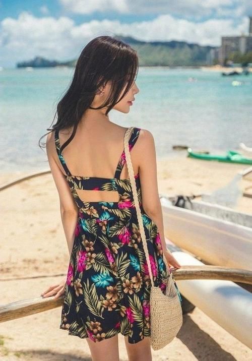 一袭碎花连衣裙,海滩漫步,画一个淡妆,把自己装扮的美美哒#遇见好身材#