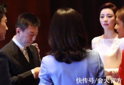 |李思思和康辉拍吵架段子！一脸怒气狂翻白眼，康辉表情无奈忙认错