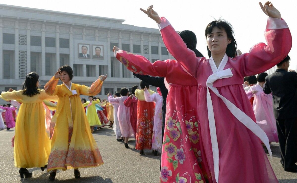 朝鲜导游，笑中国游客老土，两个问题不能再问了