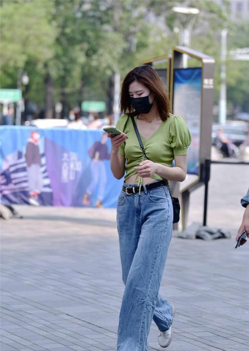 春末夏初，直筒牛仔裤在时尚姑娘身上，搭配出不同的时尚效果