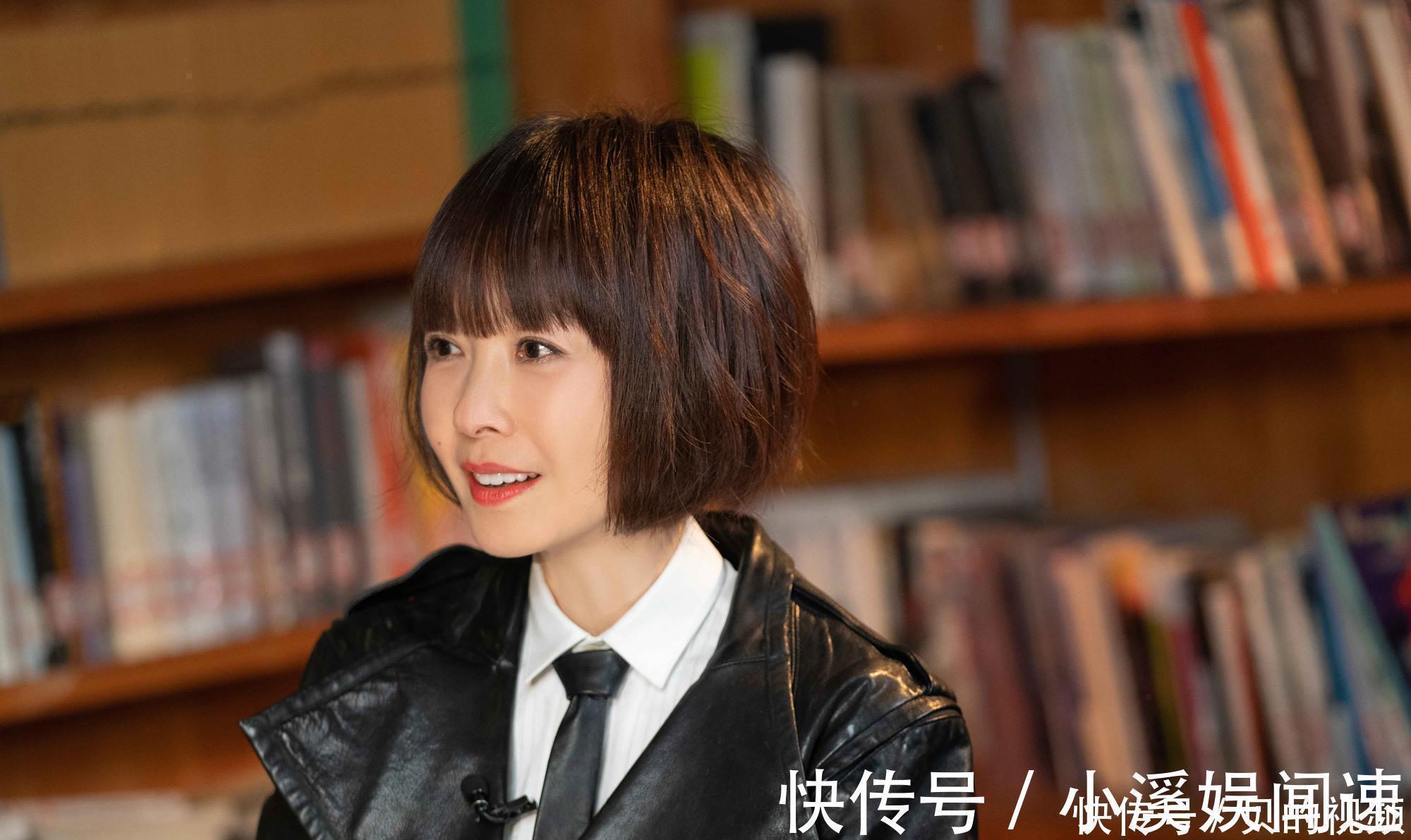 丸子头 50多岁的女人留什么发型美?齐肩短发清爽又时尚,披肩发也可以