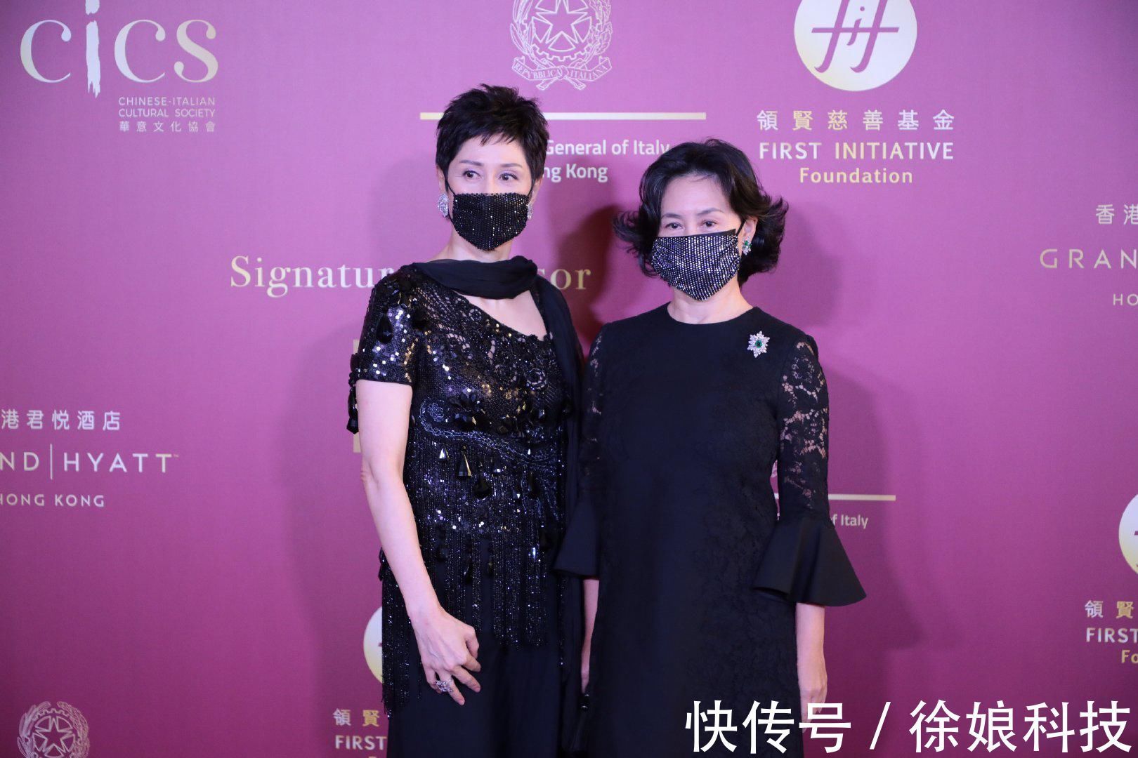 黑色|58岁何超琼再次艳压群芳,黑色蕾丝裙配飞尾短发,胸针显真名媛