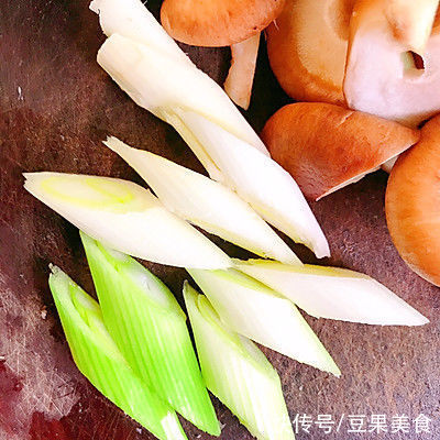 香菇焖鸡|自制香菇焖鸡，再也不用买了