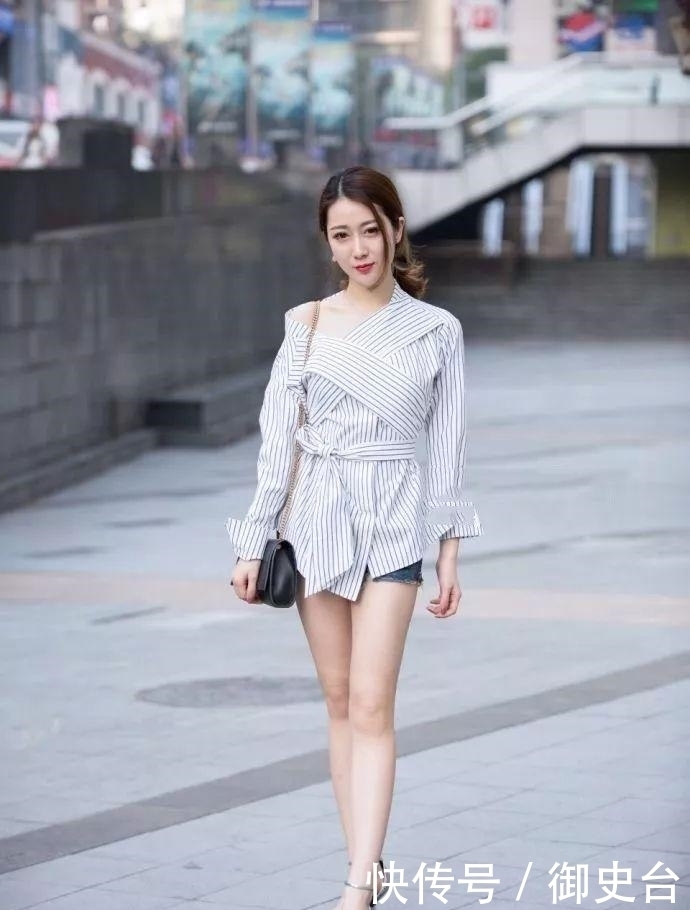 高跟鞋|街拍：灯笼袖的衬衫搭配黑色短裤，让小姐姐在人群中时髦度爆表！