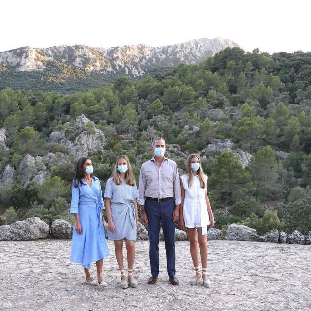 站位|西班牙14岁小公主学姐姐穿高跟,身高超180变巨人,王后一脸不快