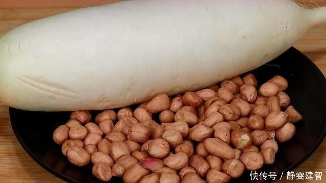 一个萝卜,加1把花生米,教你新做法,我家一周做5次,真香