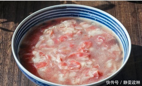 我家饭桌上一年到头都有这道菜,焯个水煮一煮,六七分钟就上桌