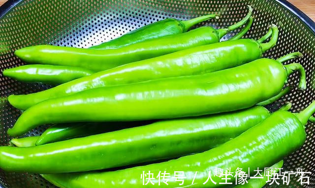 辣椒这样做太好吃了，不加一滴水，一次腌制20斤，放一年都不坏