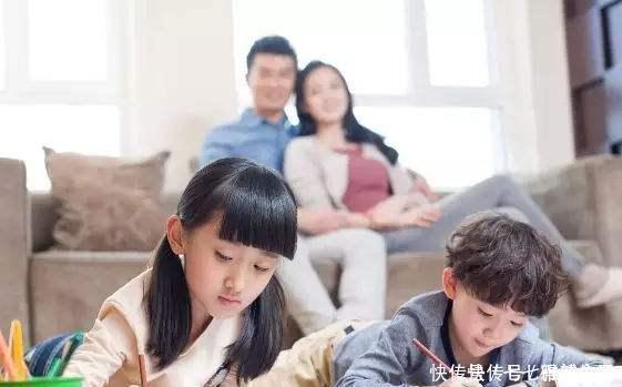 孩子作业拖到半夜没写完，父母用“三只青蛙”法则，再不愁娃作业