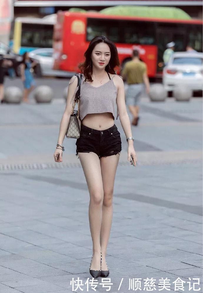 无袖|时尚街拍:无袖上衣搭配紧身裤,凸显女性魅力