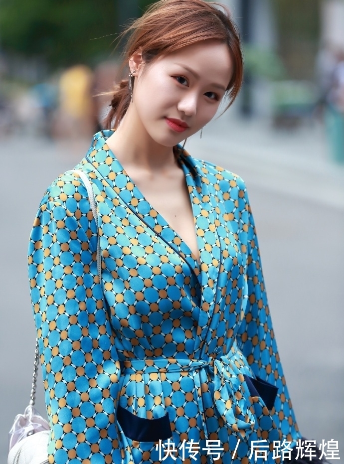 甜美|街拍丨小姐姐俏皮可爱,太甜美可人了