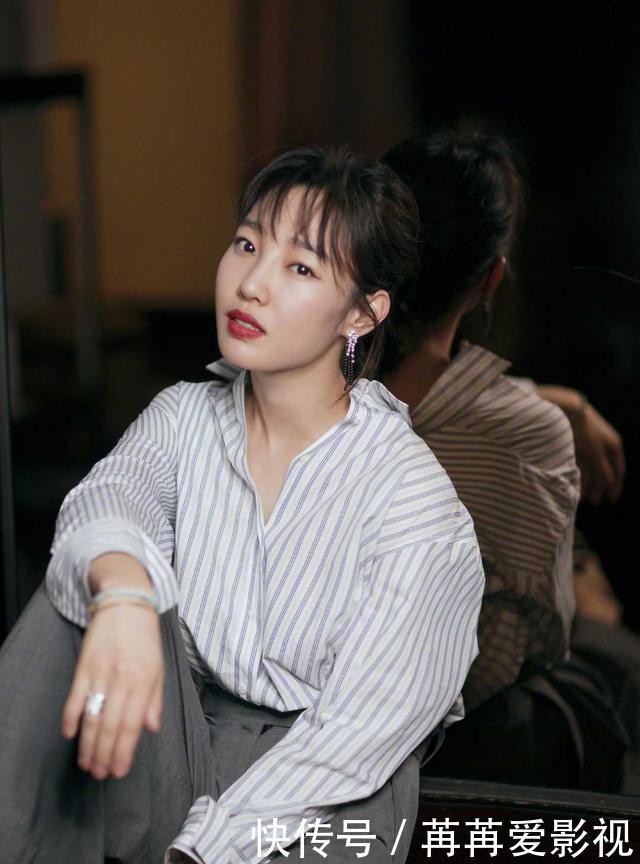 孟晚舟私下穿搭好美,条纹衬衫配五分裤优雅大气,中年女性该学学