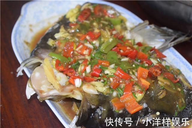 农村婆婆烧了几道菜待准儿媳，女友没动筷子光吃米饭