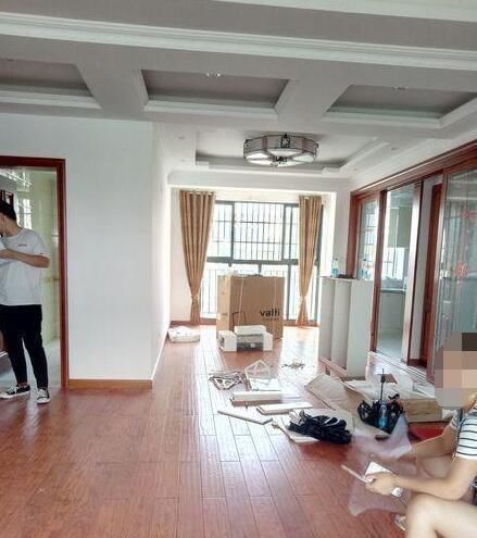 不锈钢|全包18万装修的新房，一看电视墙差点崩溃了，大家说这像什么？