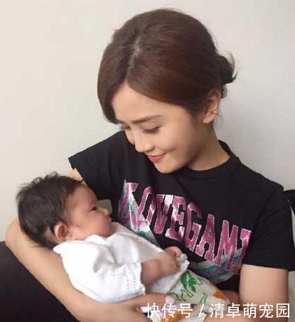 爷爷|爷爷嫌宝爸抱娃像“端菜”,自己抢过来抱时,宝妈:刀口差点笑开