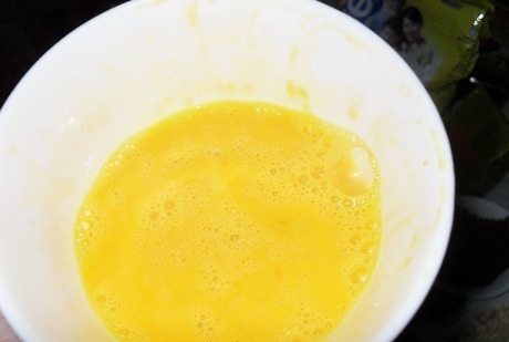 干炸带鱼时,别再裹淀粉了,学会饭店大厨的方法,外酥里嫩不粘锅