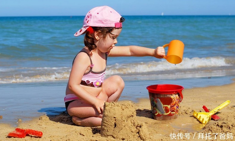 沙子|妈妈带宝宝来玩沙子,宝宝全程脚不沾地!网友:萌娃从小就有洁癖