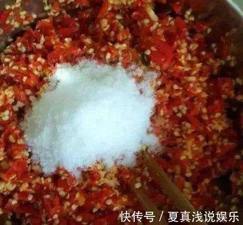 晾干|做剁椒酱时，别只知道放盐！多放2种料，剁椒酱不长毛不变质