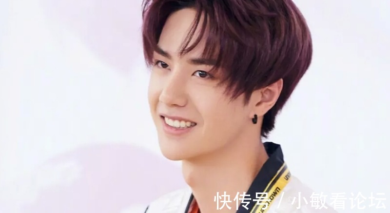 魔術(shù)|王一博連線結(jié)束不肯關(guān)機(jī)，趴桌子展示新魔術(shù)，工作人員反應(yīng)好寵