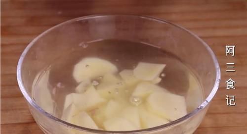 红椒|茄子加土豆一起做，实在太好吃了，出锅比肉还香，天天吃都不腻