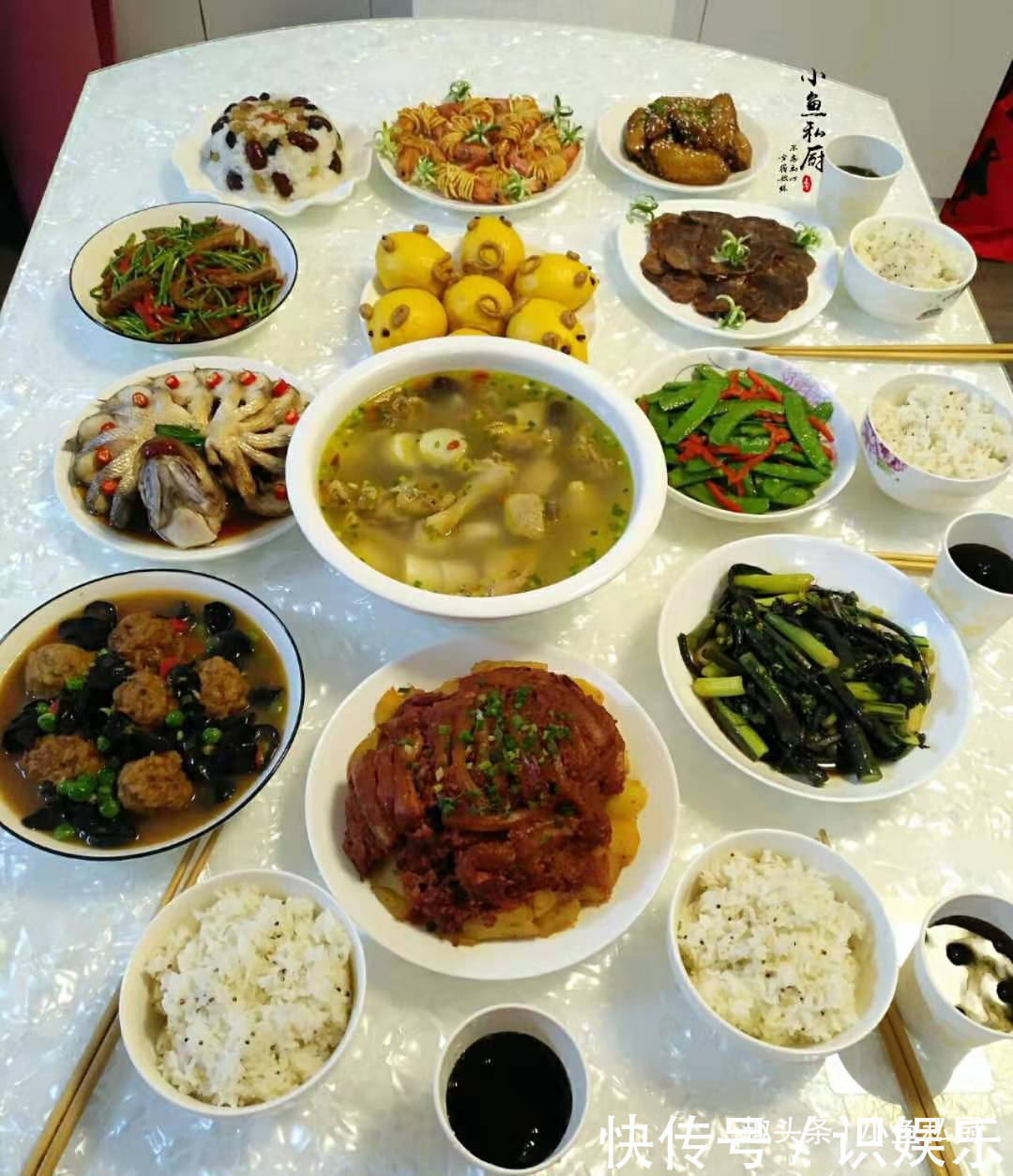 晒晒我家年夜饭,我和老妈一起做了满满一桌菜,一家人吃嗨了