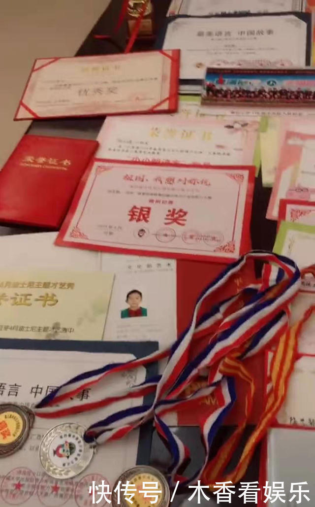 暑期|女儿暑假凭实力看电视,爸爸不敢吱声,网友表示羡慕