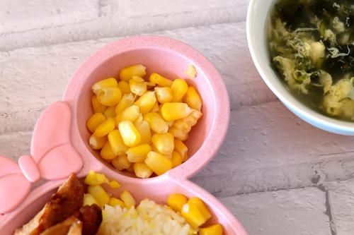  孩子放寒假，在家吃饭要求摆盘好看，妈妈端上桌，孩子全光盘