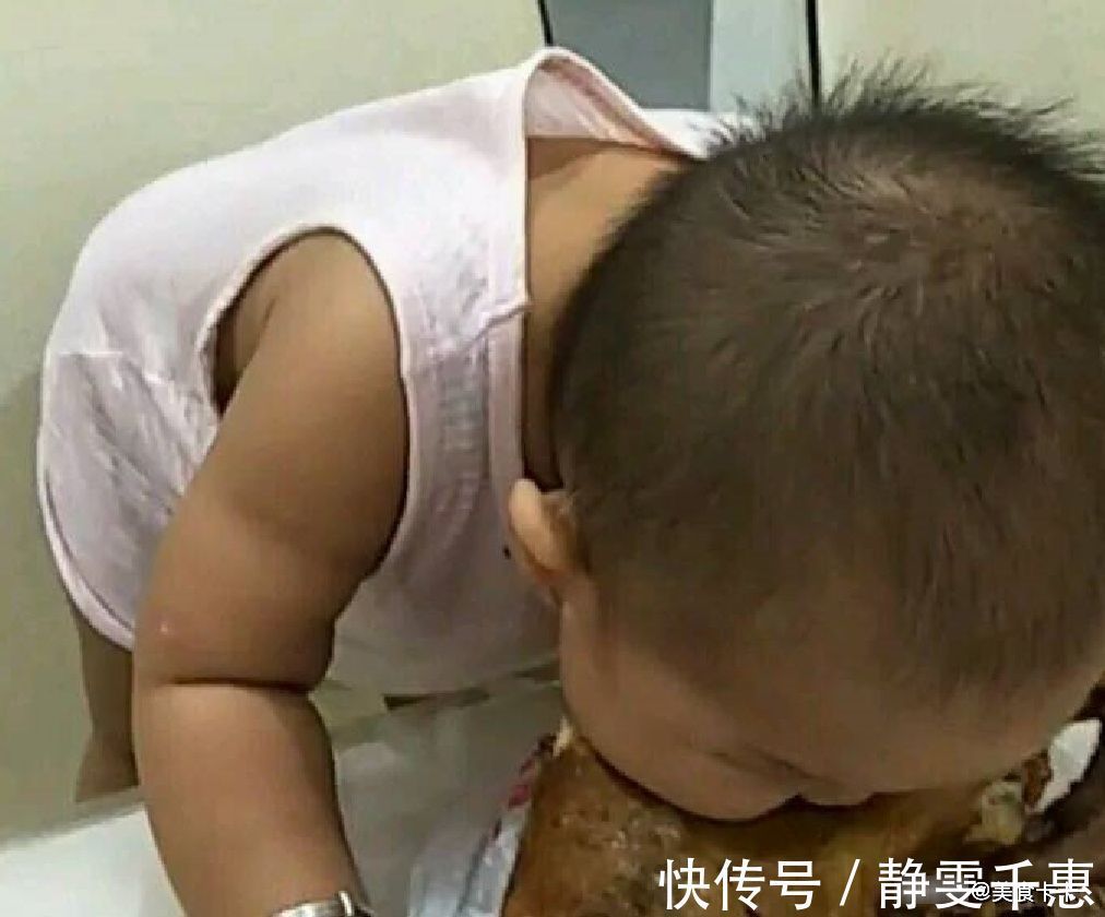 烤鸡|宝爸买了一只烤鸡回家,洗手时烤鸡不见了,看见宝宝,宝爸笑喷了