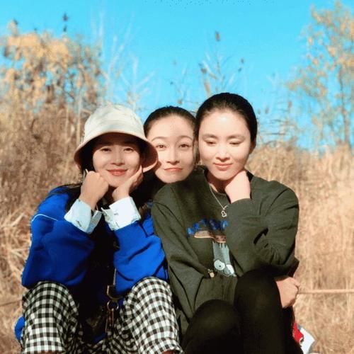 少女感|小姐姐太有少女感!宝蓝色卫衣配白衬衫清新减龄,俏皮可爱