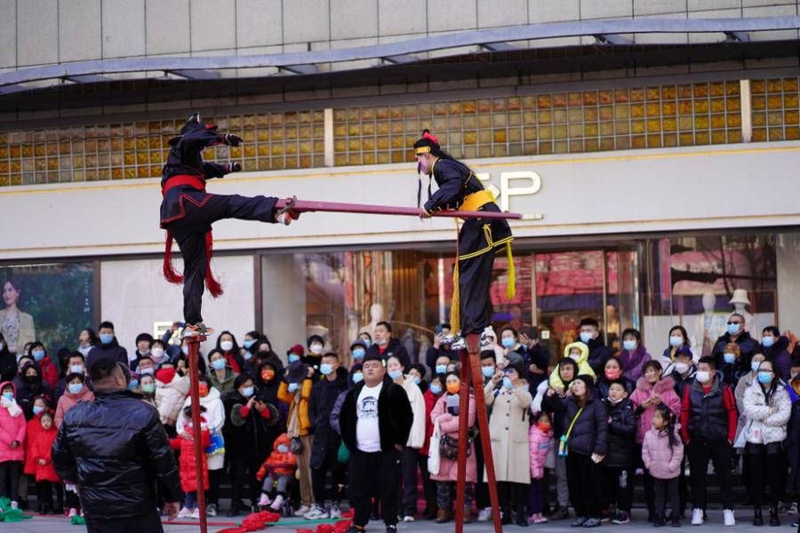 壹粉#壹粉过大年｜木棍上的精彩！高跷表演现身济南街头，引市民叫好