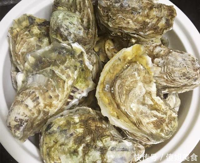煮生蚝时,万万别直接下锅煮,海边人这样做,煮出的生蚝又鲜又嫩