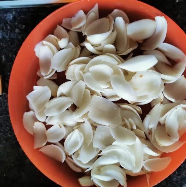 芹菜|厨房中的“泻药菜”,三天吃一回,准时上厕所,瘦出小蛮腰