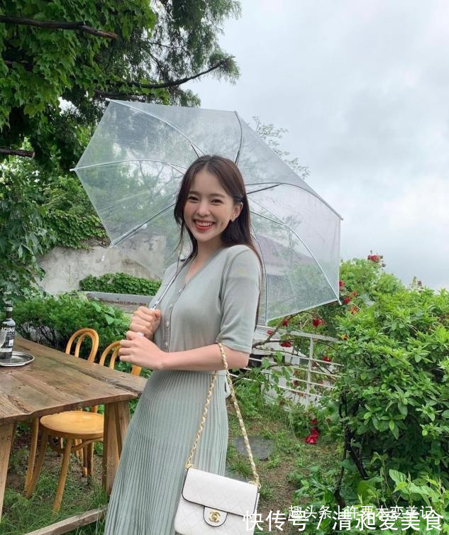 时髦 扔掉你的碎花裙!今夏流行这“3种”裙子,40岁女人穿更时髦减龄