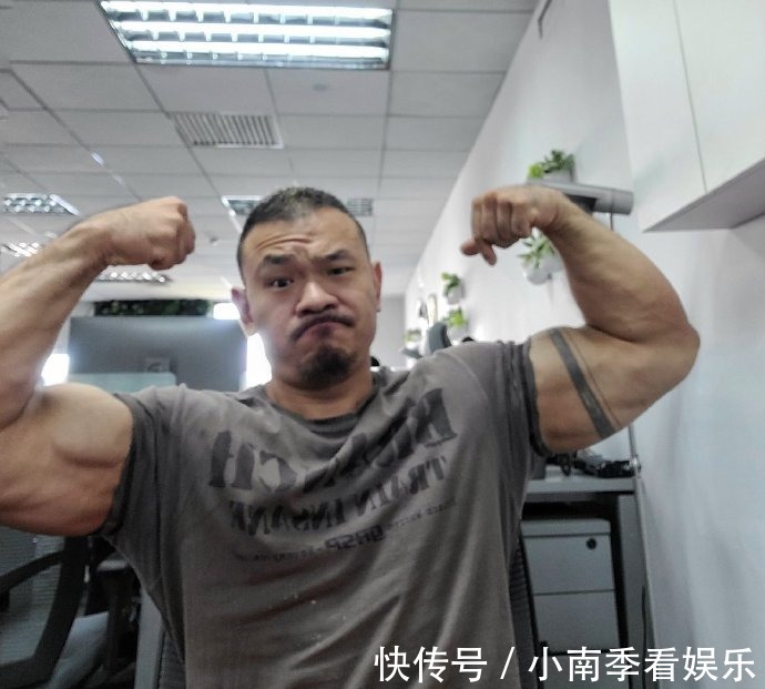 健身房|爱健身的IT小哥哥，十年如一日撸铁，打造出牛蛙般的腱子肉！