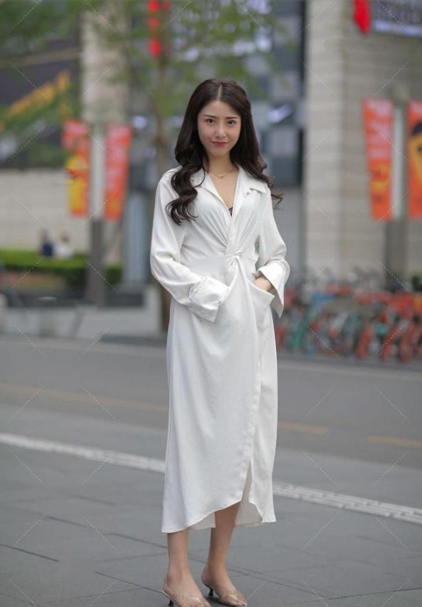 收腰长款连衣裙，搭配透明低跟鞋，贤淑又高雅