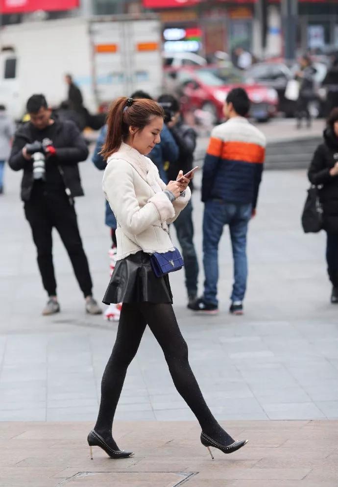 搭配|街拍:小姐姐身穿黑色连衣裙,优雅的气质,十分的休闲哦