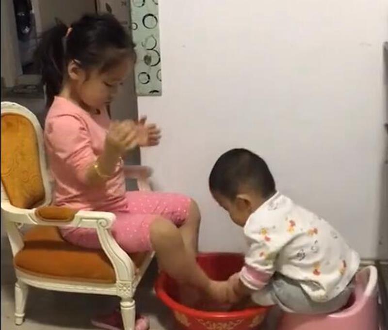 爸爸妈妈|“二郎腿姐姐”走红,网友开玩笑:弟弟原是少爷命却成了“仆人”