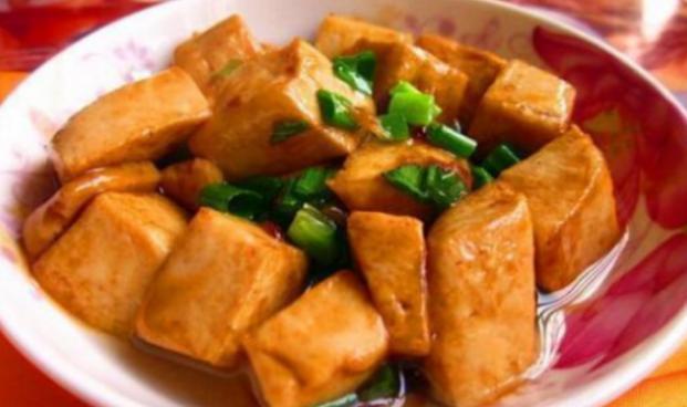 美食推荐土豆青椒焖鸡块、酱油炒豆腐、鸡腿烩豆腐、甘蓝肉卷