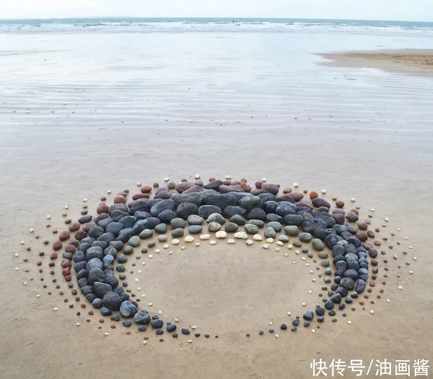 陆地|堆石头的艺术家又来了,最新作品艺术感更强,治愈强迫症