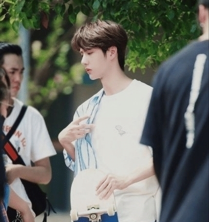 滑板|王一博玩滑板不好嗎?職業(yè)選手都承認他給滑板圈帶來了熱度!