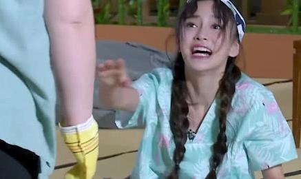 跑男鄭愷拔腿毛時,baby為啥會害怕看清她的腿,黑粉笑出了聲