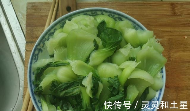 夏日|夏日吃饭没胃口，油淋小青菜这样做，瞬间吃光光！
