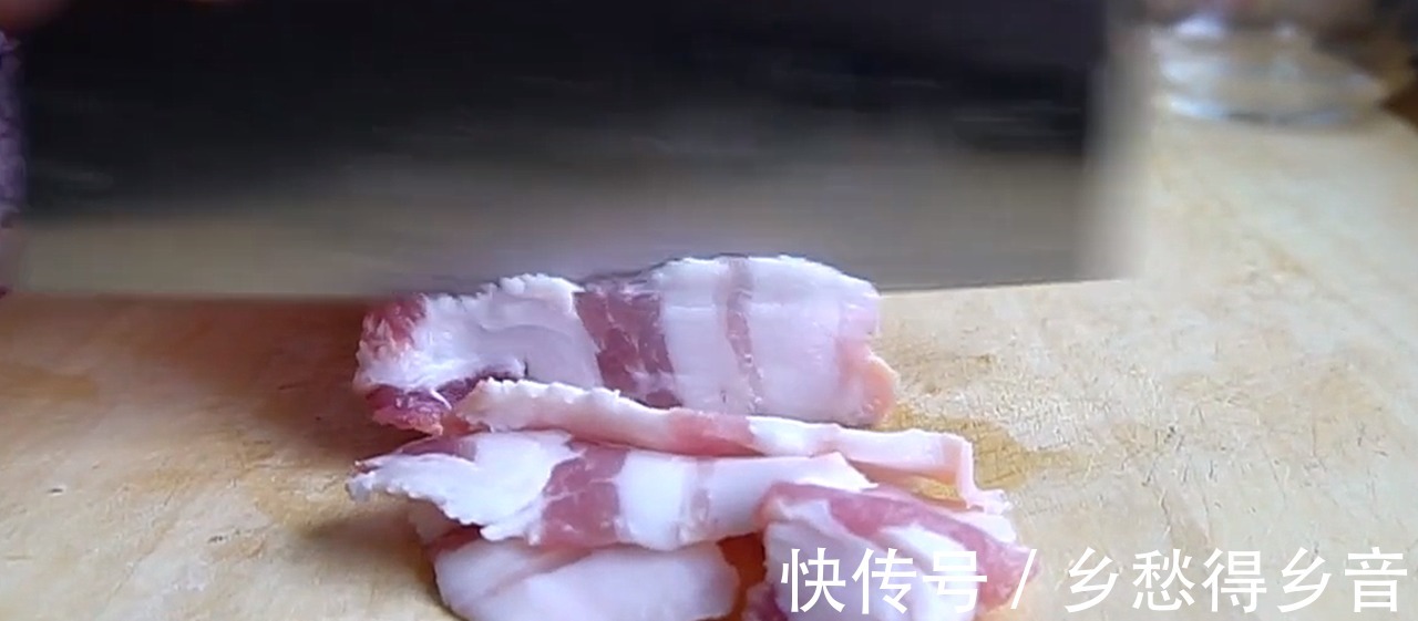 天凉了，用一块猪肉一把粉条炖着吃，暖身暖胃，上桌汤汁都不剩！