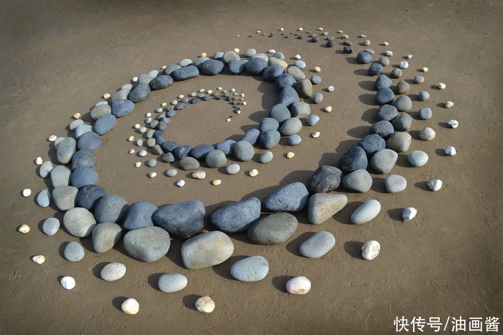 陆地|堆石头的艺术家又来了,最新作品艺术感更强,治愈强迫症