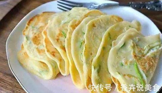鸡蛋饼新做法,面粉里加点“它”,香甜酥软,儿子一顿能吃3个
