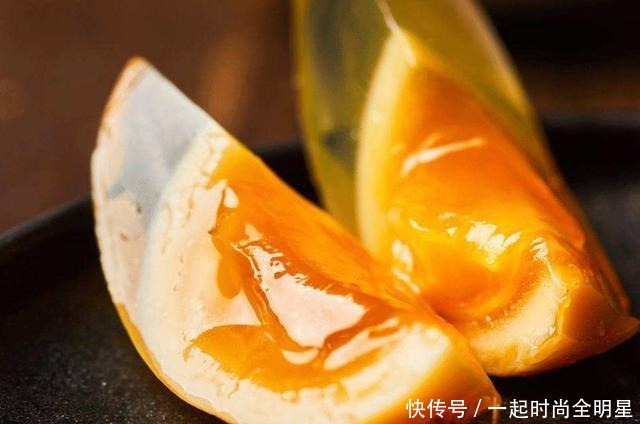 皮蛋只|为什么皮蛋会有黑色和黄色的区别在哪里哪种更健康呢