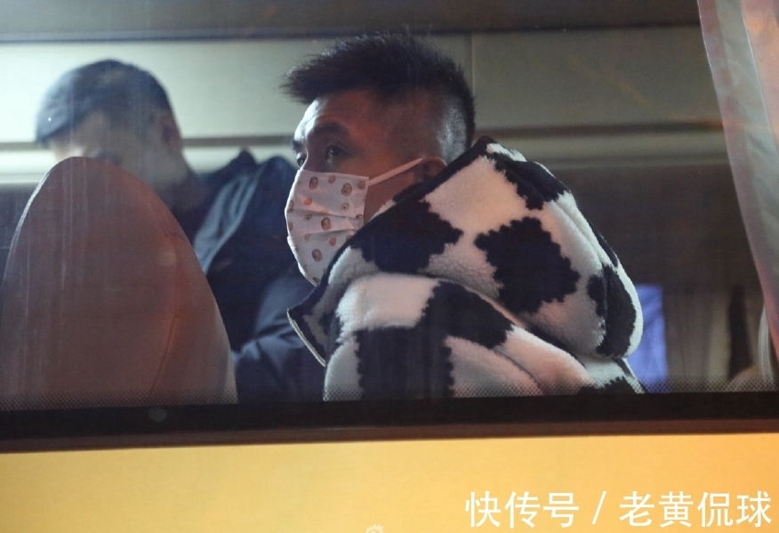 青岛队|再出征!辽篮集体前往下榻酒店,郭艾伦大格子外套“秒杀”众将