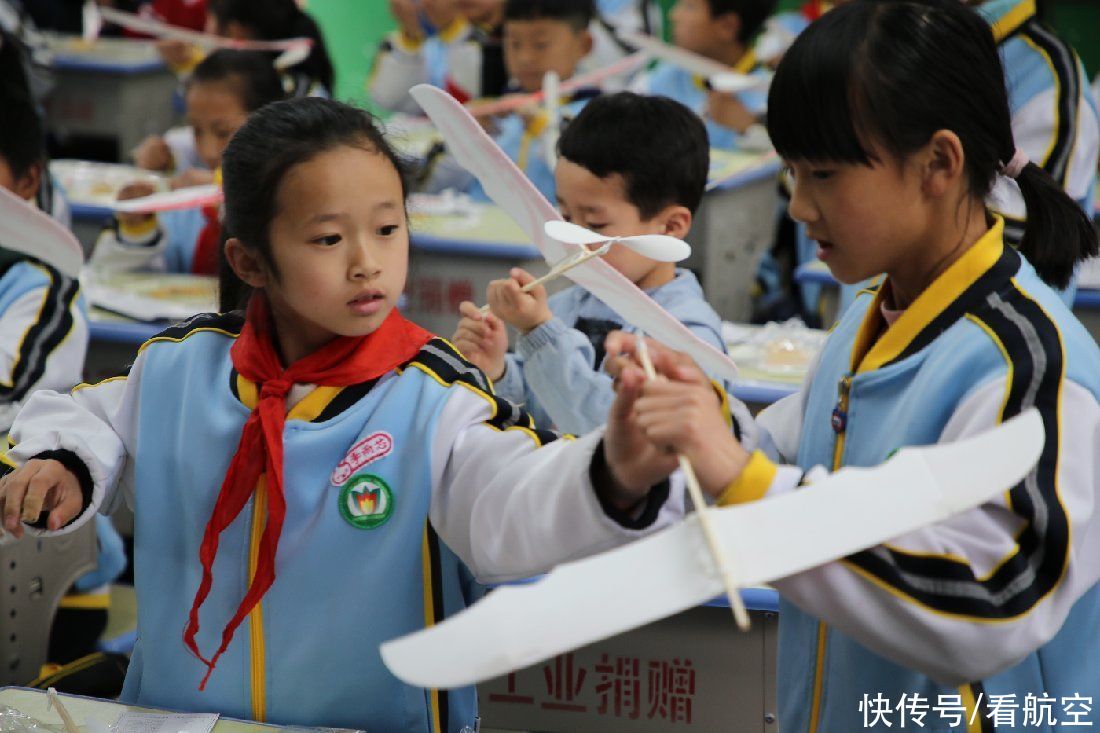 航空工业起落架飞机科普点亮孩子“蓝天梦想”